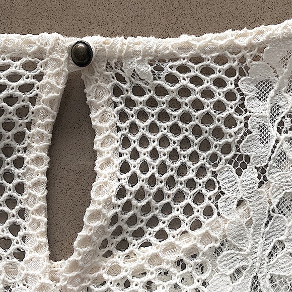 White long sleeve lace blouse with button detail on back. - Picture 4 of 5